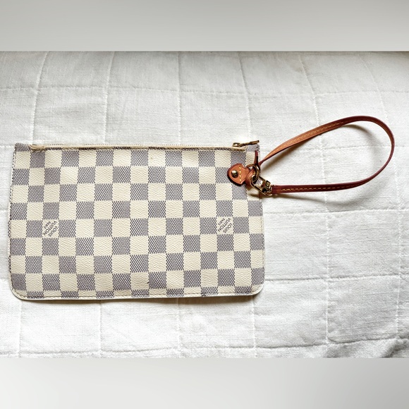 👜Authentic Louis Vuitton Monogram Canvas Wristlet👜 - Picture 2 of 12